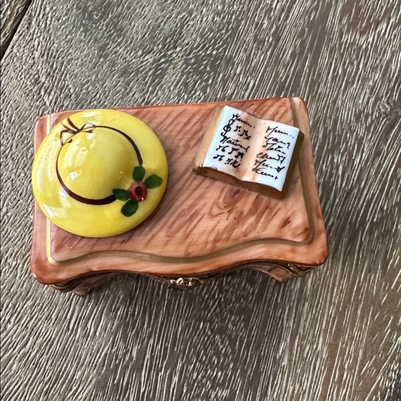 Limoges France Peint Main porcelain Trinket Box Chest - Picture 9 of 9